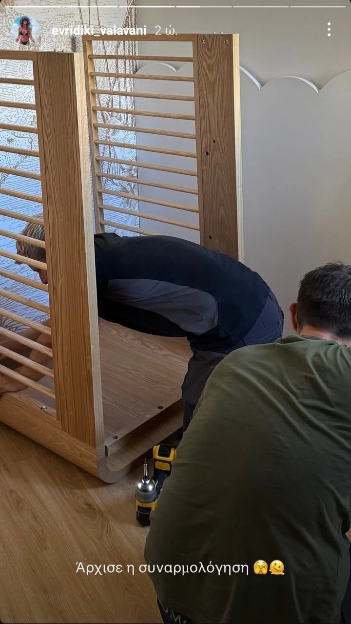 "Άρχισε η συναρμολόγηση" | Η Ευρυδίκη Βαλαβάνη μας δείχνει το κρεβατάκι του μωρού της