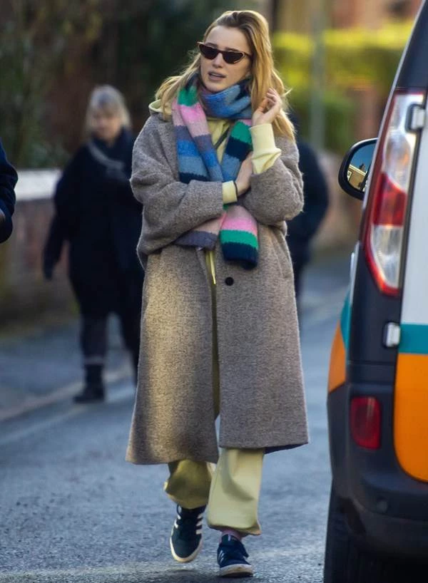 Η Phoebe Dynevor φόρεσε το απόλυτο παλτό για τους πιο κρύους μήνες και είναι Mango