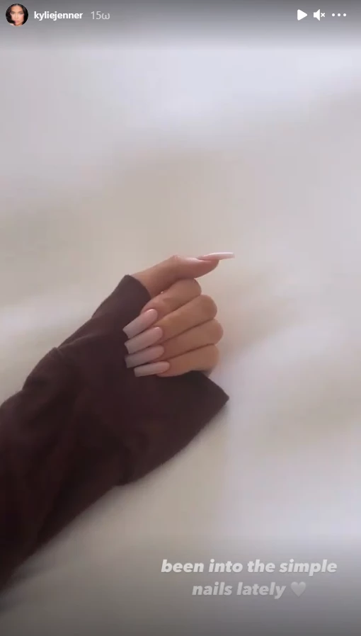 Η Kylie Jenner μάς δείχνει για πρώτη φορά ένα "απλό" μανικιούρ της