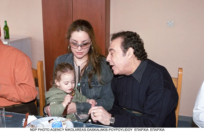Η Μαρία Βοσκοπούλου στην αγκαλιά των γονιών της 20 ολόκληρα χρόνια πριν | Οι σπάνιες οικογενειακές φωτογραφίες από το 2003