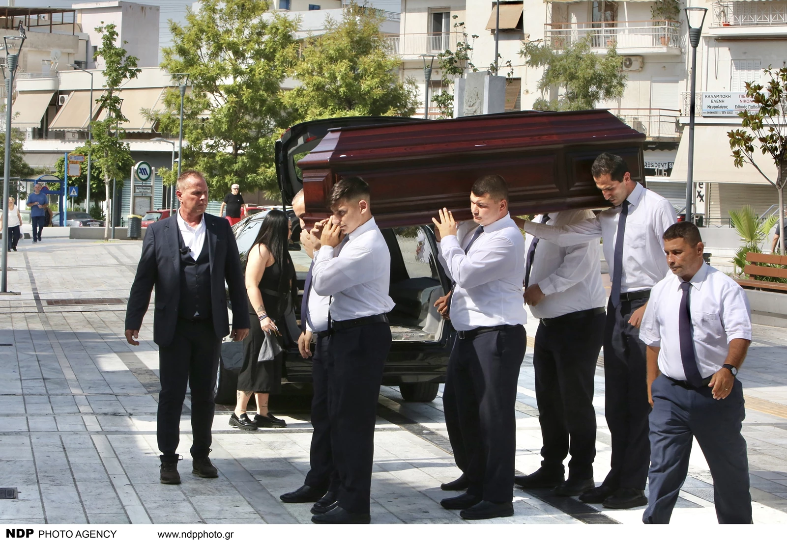 Κηδεία Δημήτρη Κόκοτα | Συγκινημένη η σύζυγός του, Κατερίνα στο τελευταίο αντίο