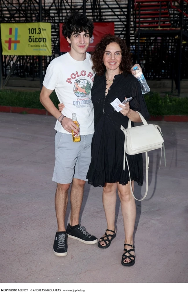 Η Ελίνα Ακριτίδου με τον σγουρομάλλη κούκλο γιο της στο θέατρο