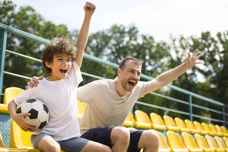 Τα παιδιά χρειάζονται γονείς, όχι προπονητές | Πότε η ενθάρρυνση ξεπερνά τα όρια;