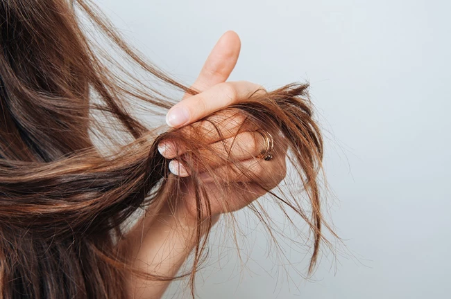 Καμένα μαλλιά από ισιωτική | 5 τρόποι να τα σώσεις και 5 τρόποι να μην τα κάψεις ξανά