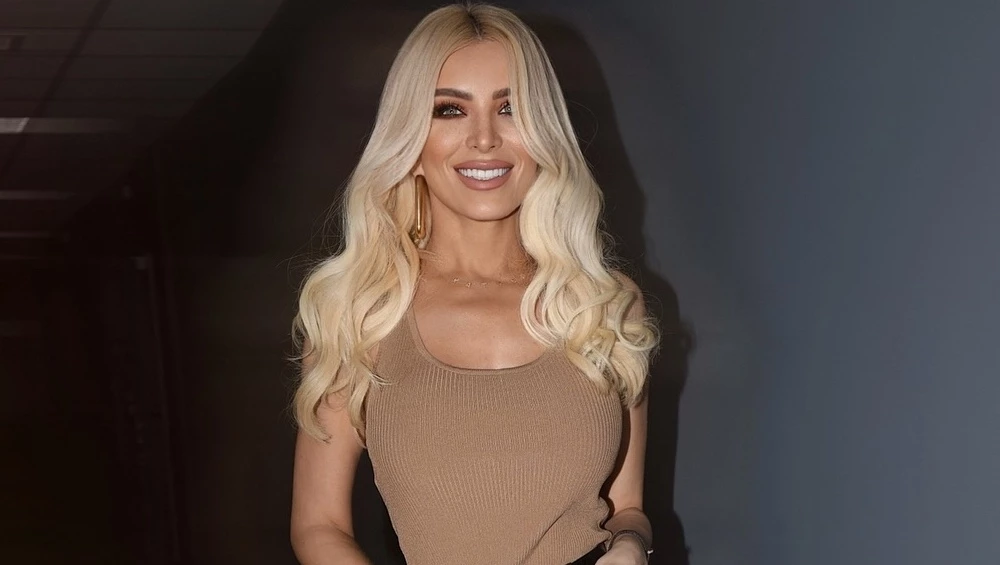 Κατερίνα Καινούργιου | Αμακιγιάριστη στο κρεβάτι της