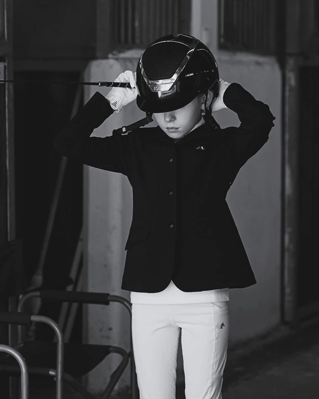 Περήφανη για την Ελένη της | Η Υβόννη Μπόσνιακ μας δείχνει την κόρη της να ιππεύει