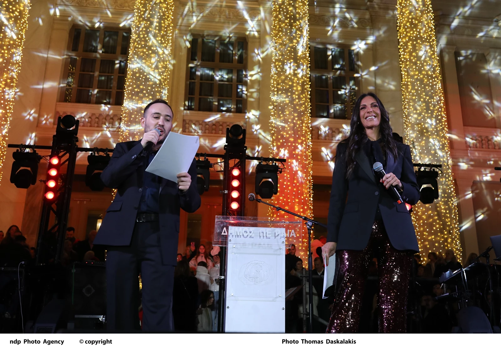 Μάριος Κωνσταντινίδης | Ο γιος της Ανθής Βούλγαρη ντυμένος Άγιος Βασίλης στην αγκαλιά του μπαμπά του