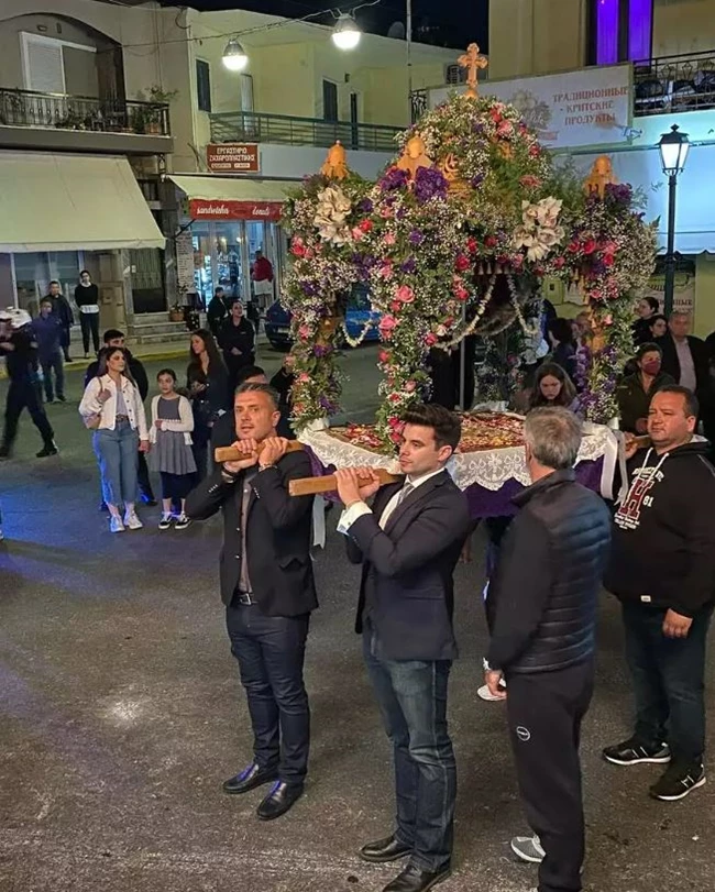 Μεγάλη συγκίνηση για την Ευγενία Μανωλίδου | Ο γιος της Αλέξανδρος σήκωσε τον επιτάφιο