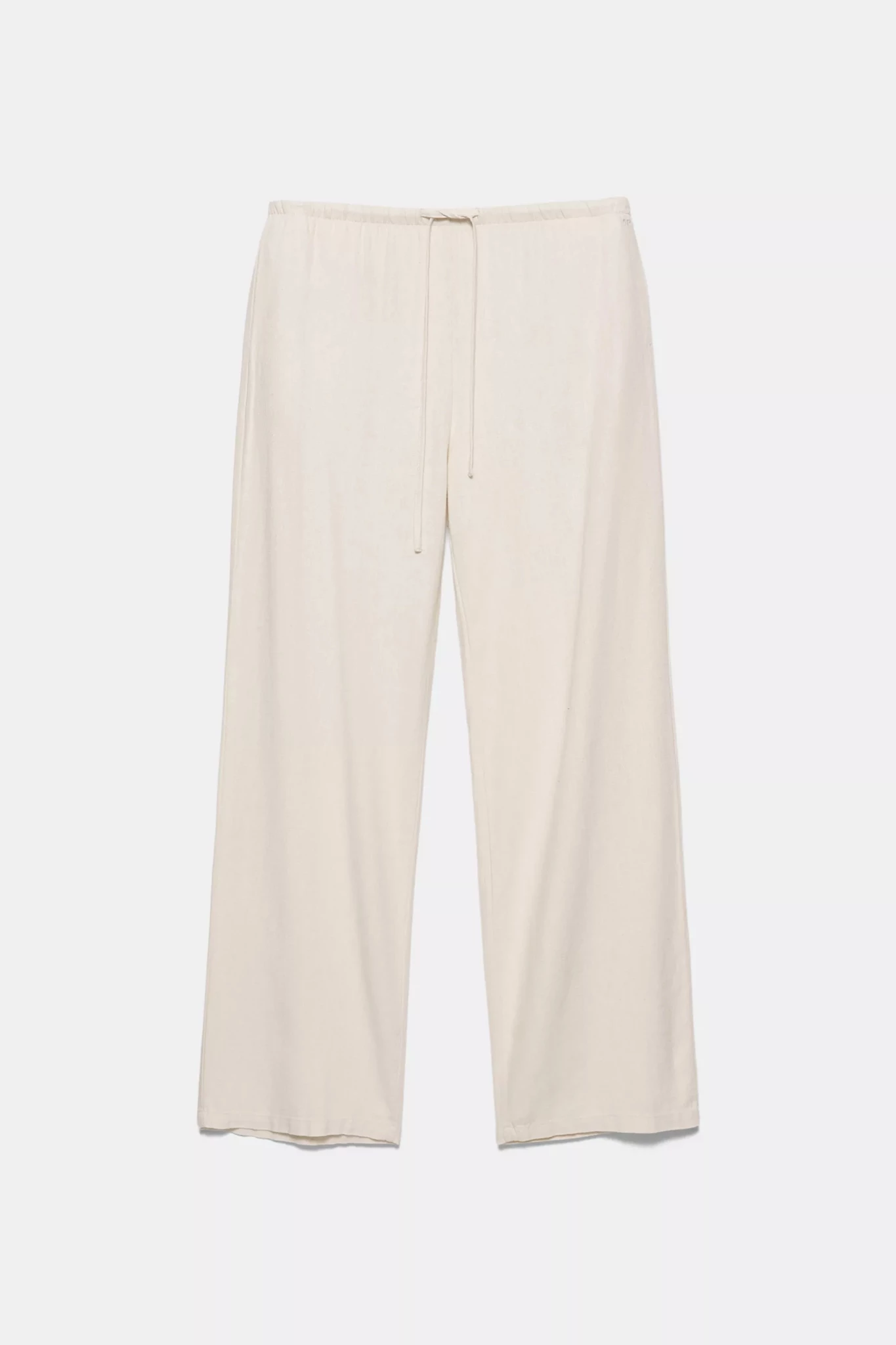 Το μπεζ λινό παντελόνι από την Pull & Bear που είναι ιδανική επιλογή για ημέρες με ζέστη