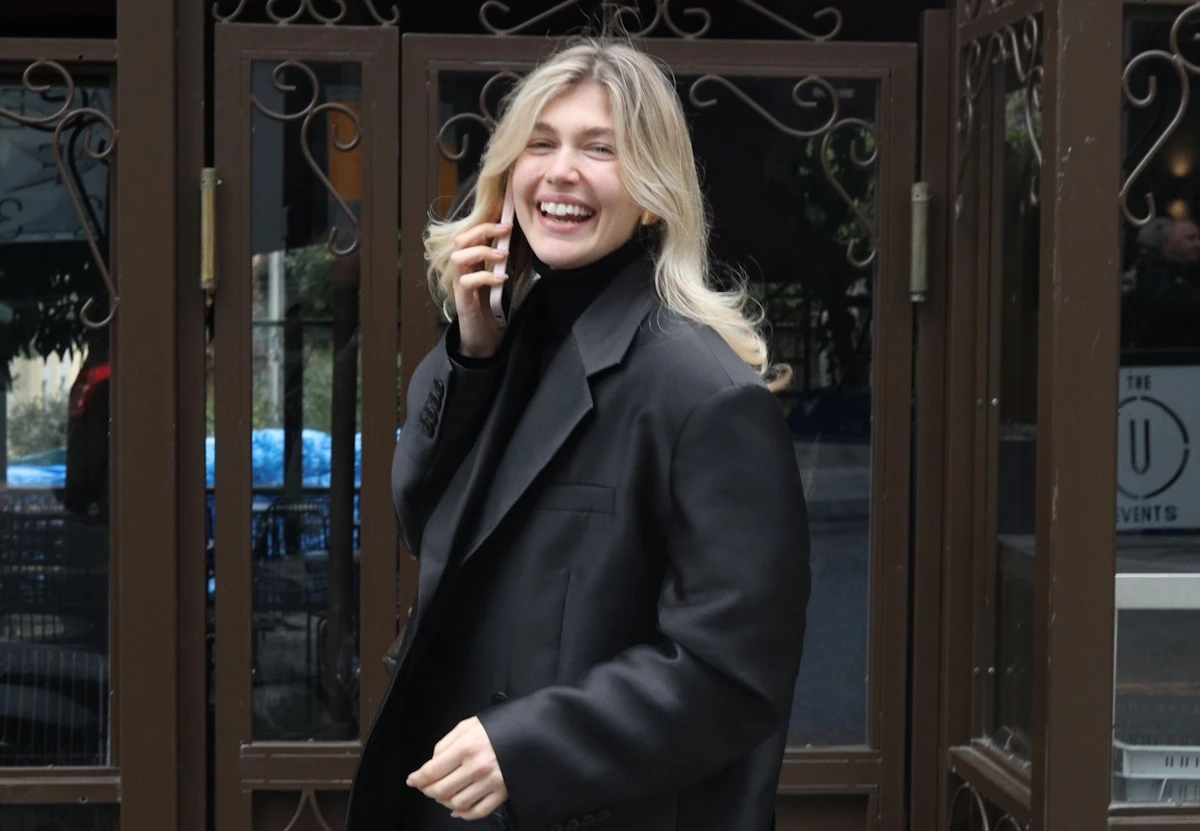 Η Κλέλια Ανδριολάτου φόρεσε με έναν πολύ ''φρέσκο'' τρόπο το λευκό παντελόνι αυτή την εποχή