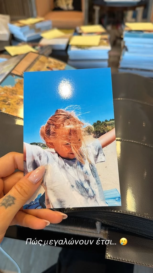 Η Εριέττα Κούρκουλου Λάτση με τον Νικόλα της το καλοκαίρι του 2024