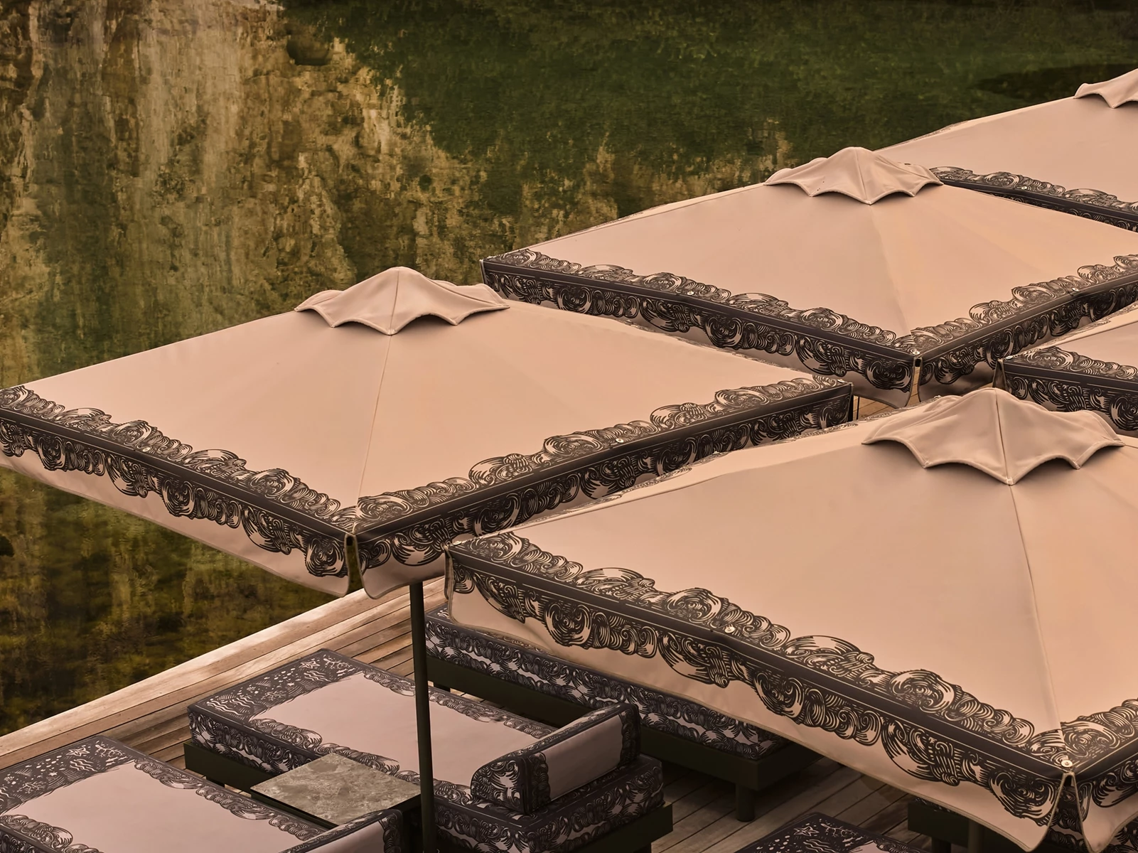 Lake Vouliagmeni x Zeus+Δione | Η δημιουργική συνεργασία που μεταμορφώνει το εμβληματικό φυσικό τοπόσημο της Αθηναϊκής Ριβιέρας