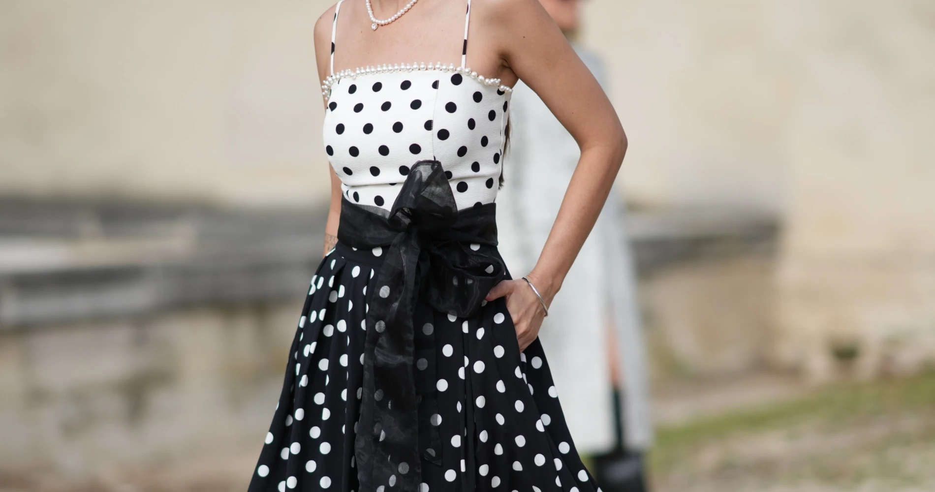 Strawberry glaze polka-dot nails | Το πιο cute μανικιούρ του Αυγούστου