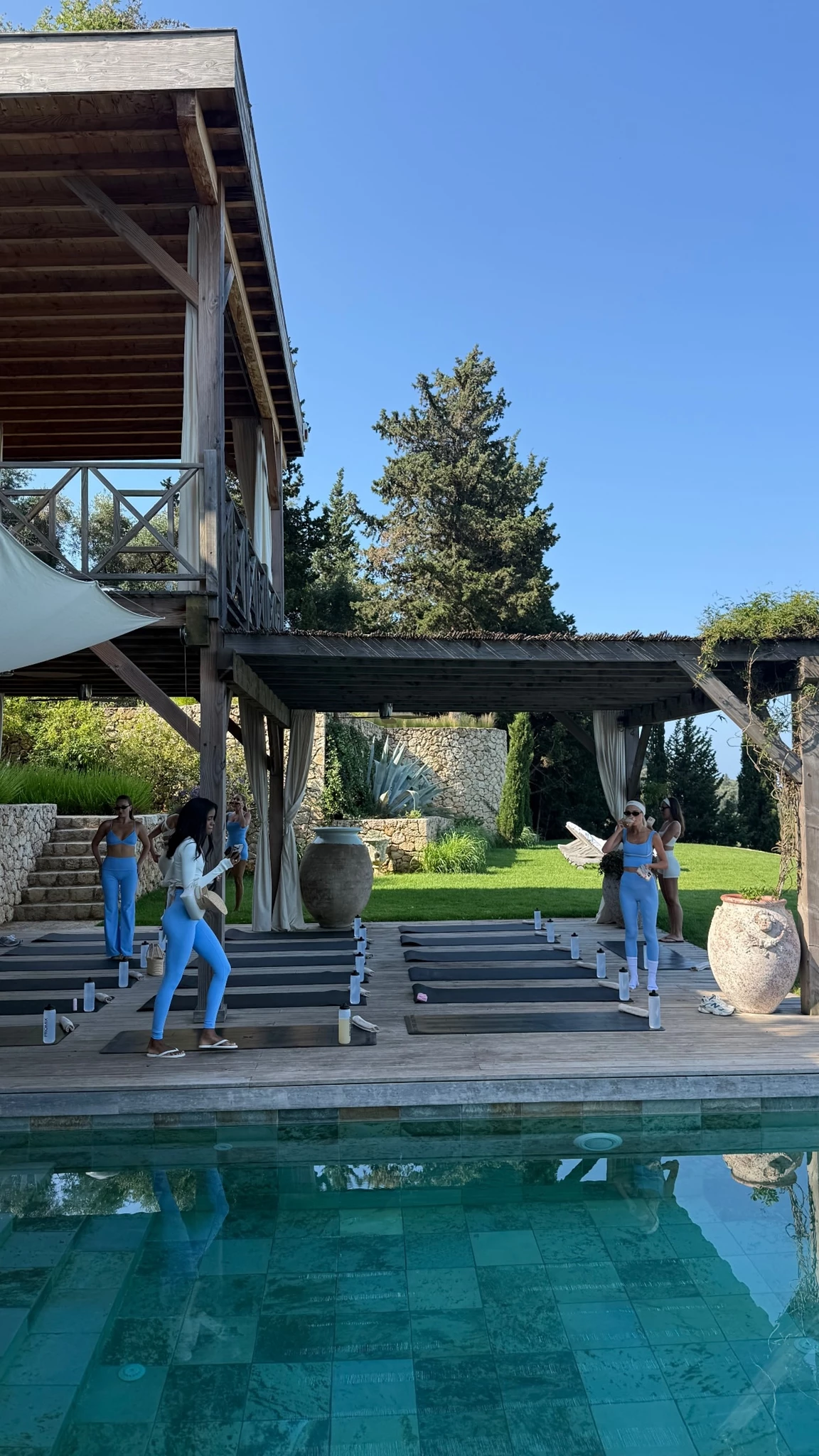 Αλεξάνδρα Νίκα | Κάνει yoga σε ειδυλλιακό τοπίο