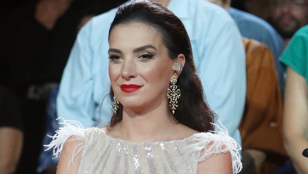 Στο Ηρώδειο η Φωτεινή Δάρρα | Ποζάρει στα λευκά αγκαλιά με την πανέμορφη κόρη της