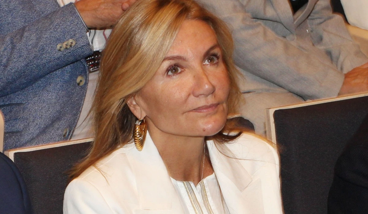 Μαρέβα Μητσοτάκη | Η εμφάνιση με διαχρονικό κοστούμι και η λεπτομέρεια στο πέτο που έκανε τη διαφορά