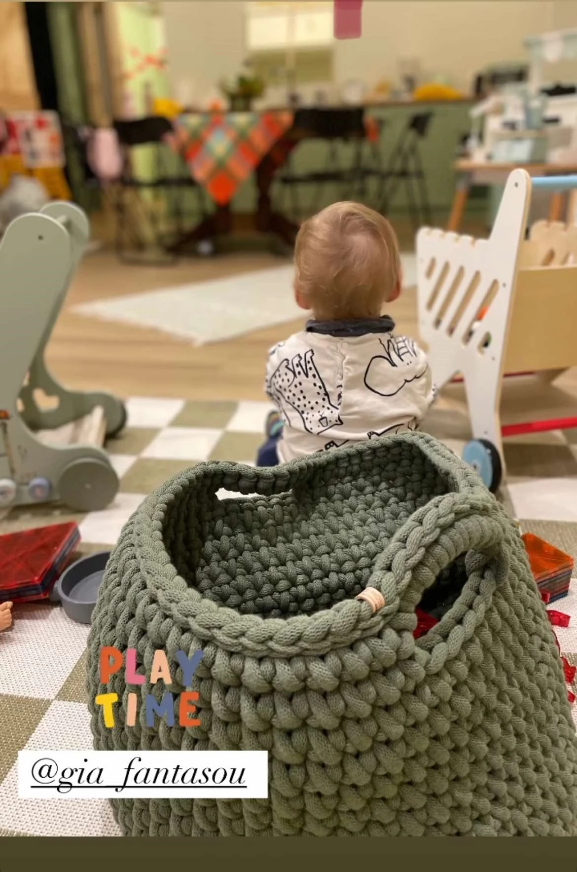 Η Γιούλικα Σκαφιδά αγκαλιά με τον Άγγελο της | Ο χριστουγεννιάτικος στολισμός τους