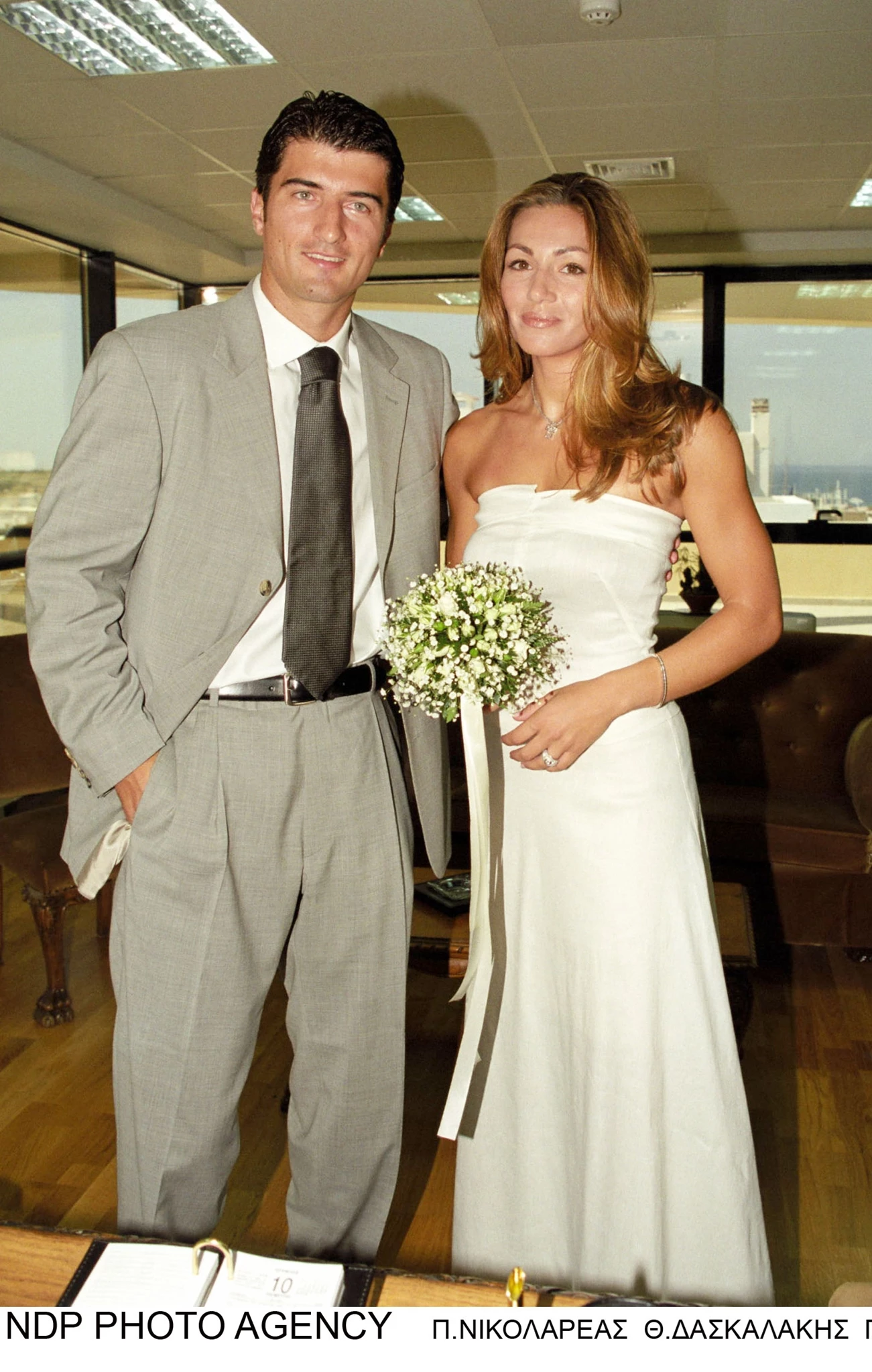 Μίνιμαλ πριν γίνει μόδα | Το πανέμορφο, λιτό two-piece νυφικό της Ελένης Πετρουλάκη 26 χρόνια πριν