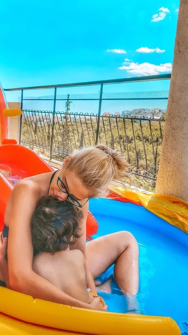 Αρίωνας Αναστασιάδης | Η σφιχτή αγκαλιά στη μαμά του, Τζένη Θεωνά, και τα παιχνίδια στο μπαλκόνι του σπιτιού τους