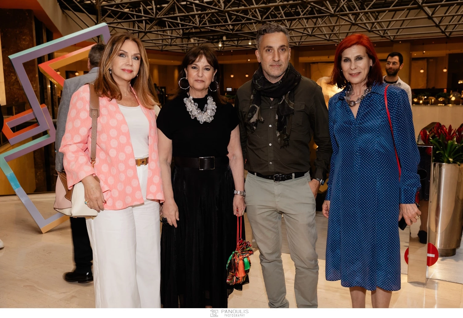 Σπάνια κοσμική εμφάνιση για την Αγάπη Πολίτη | Πώς πρόσθεσε χρώμα στο total white σύνολό της