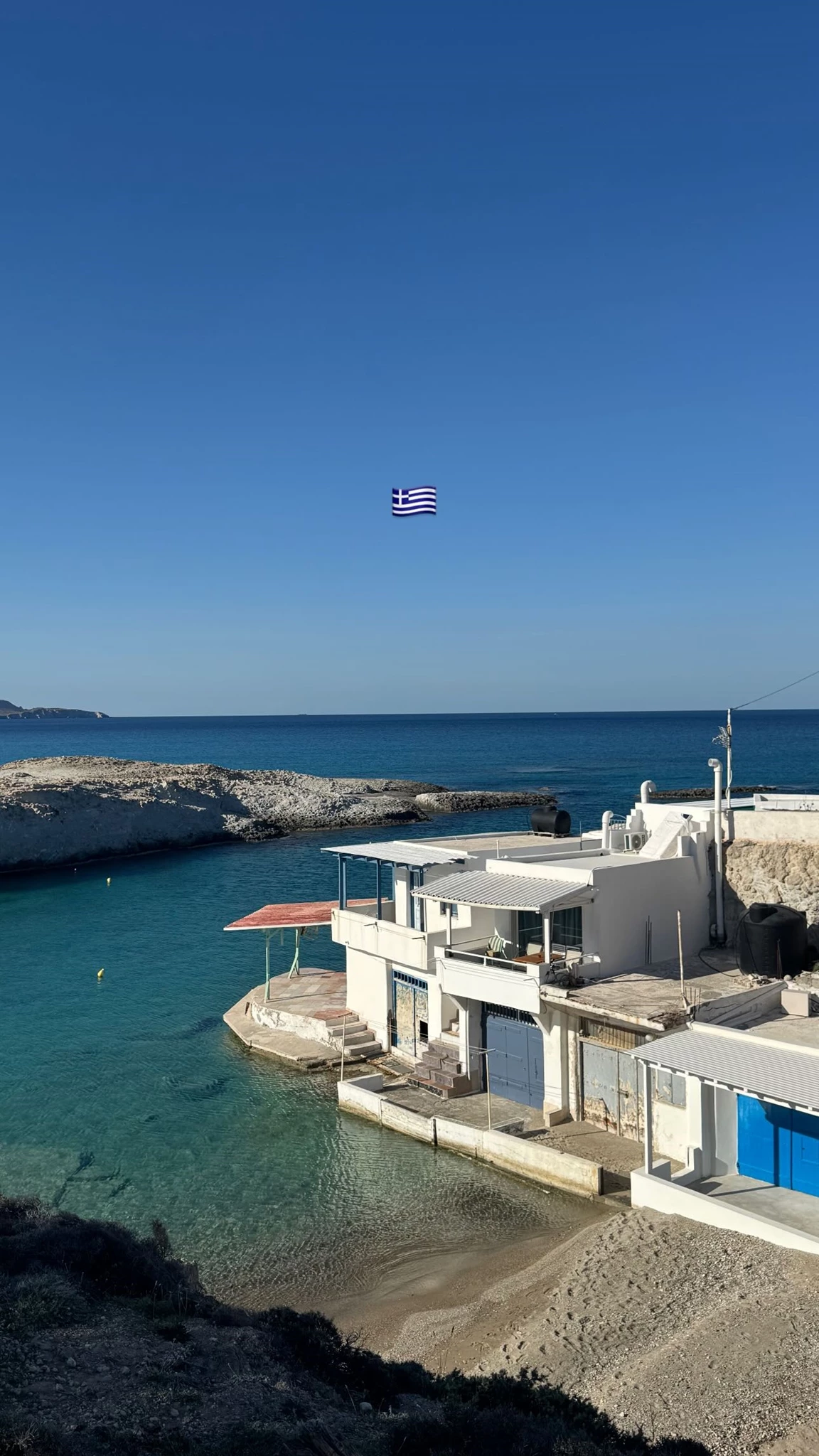 Η Κλέλια Ανδιολάτου σε χειμειρινές βουτιές στη Μήλο