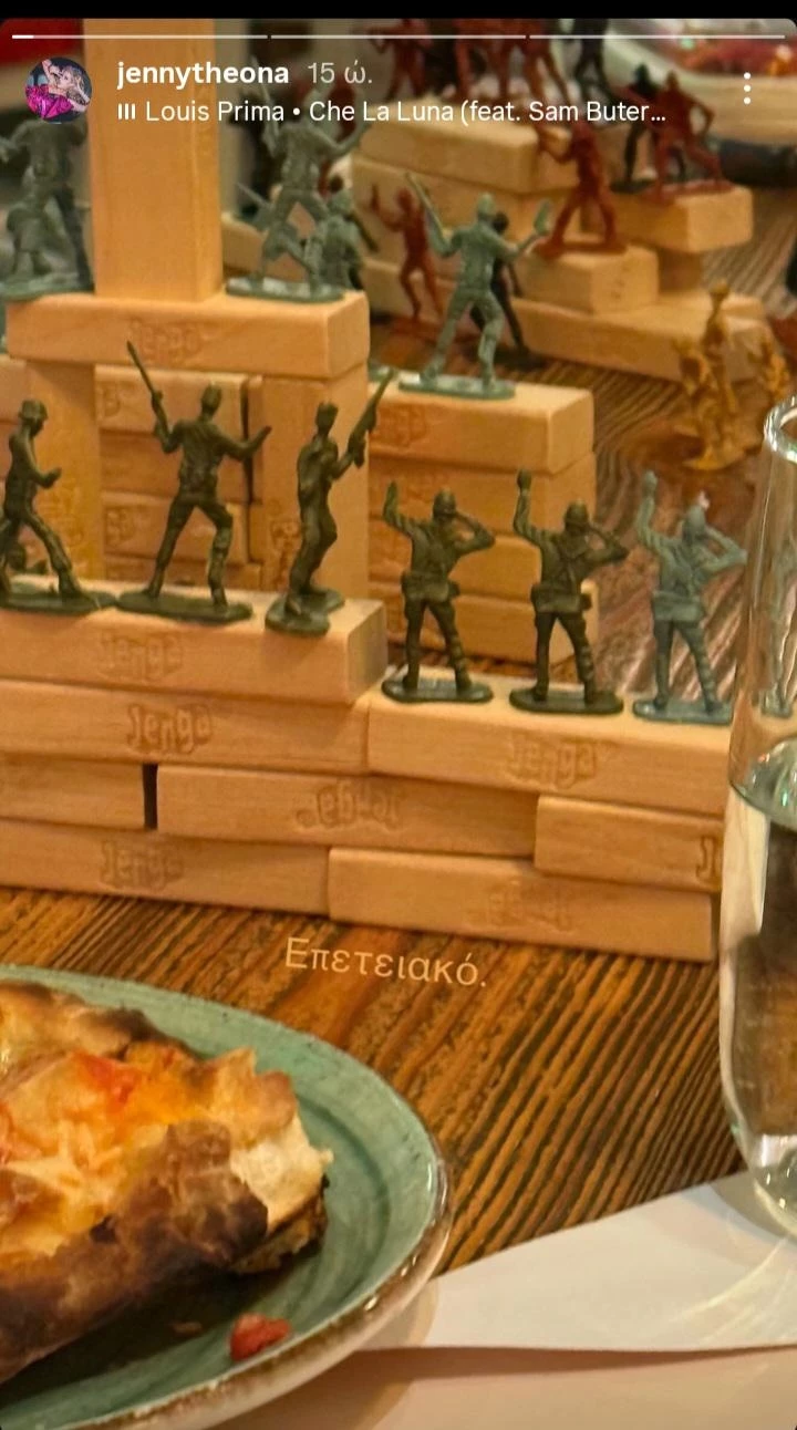 Η Τζένη Θεωνά σε οικογενειακή έξοδο με τον σύζυγο και τα παιδιά της