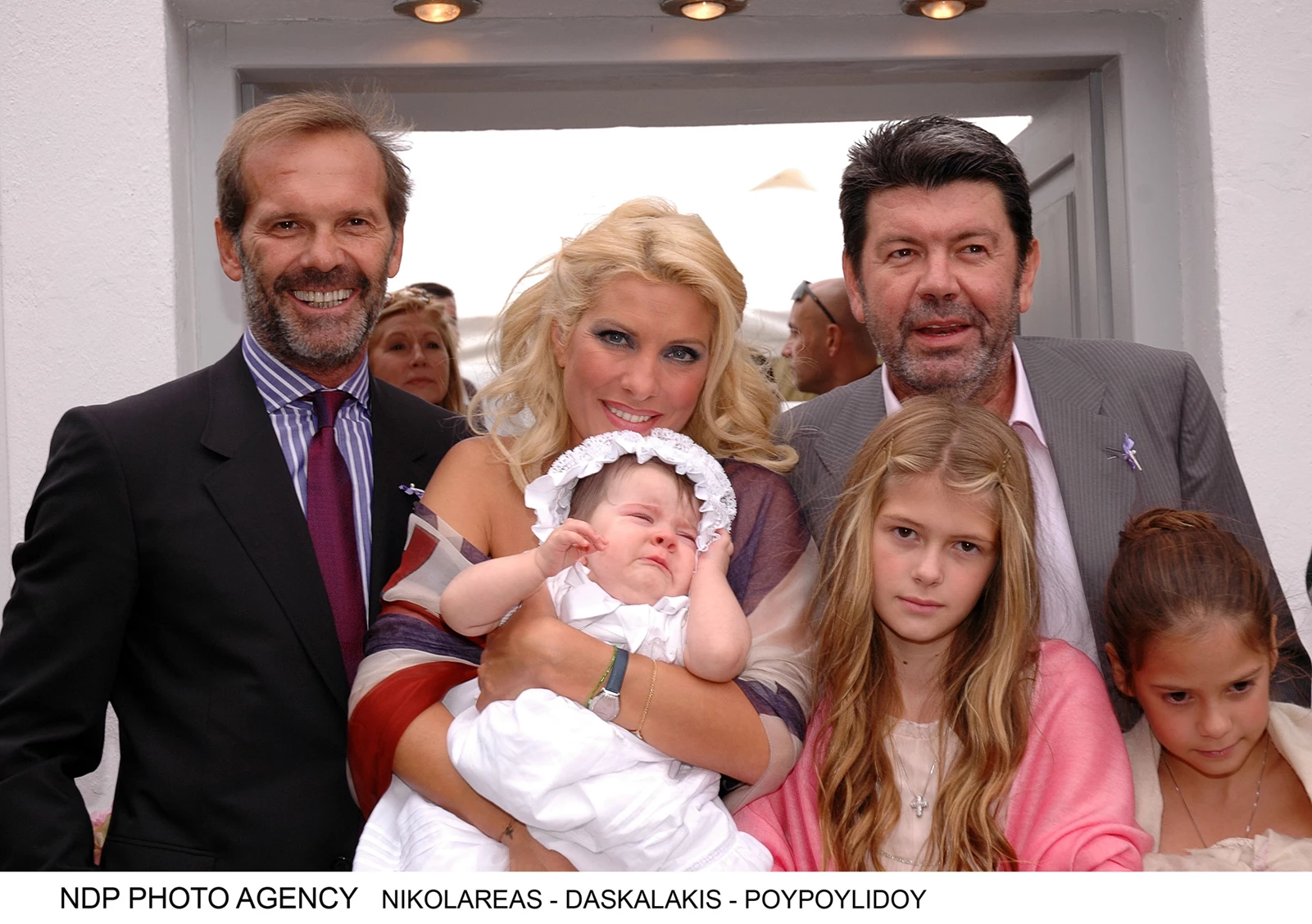 Όταν η 11χρονη Αμαλία Κωστοπούλου πόζαρε με ροζ φόρεμα και εσάρπα στα βαφτίσια της Βαλέριας Λάτσιου