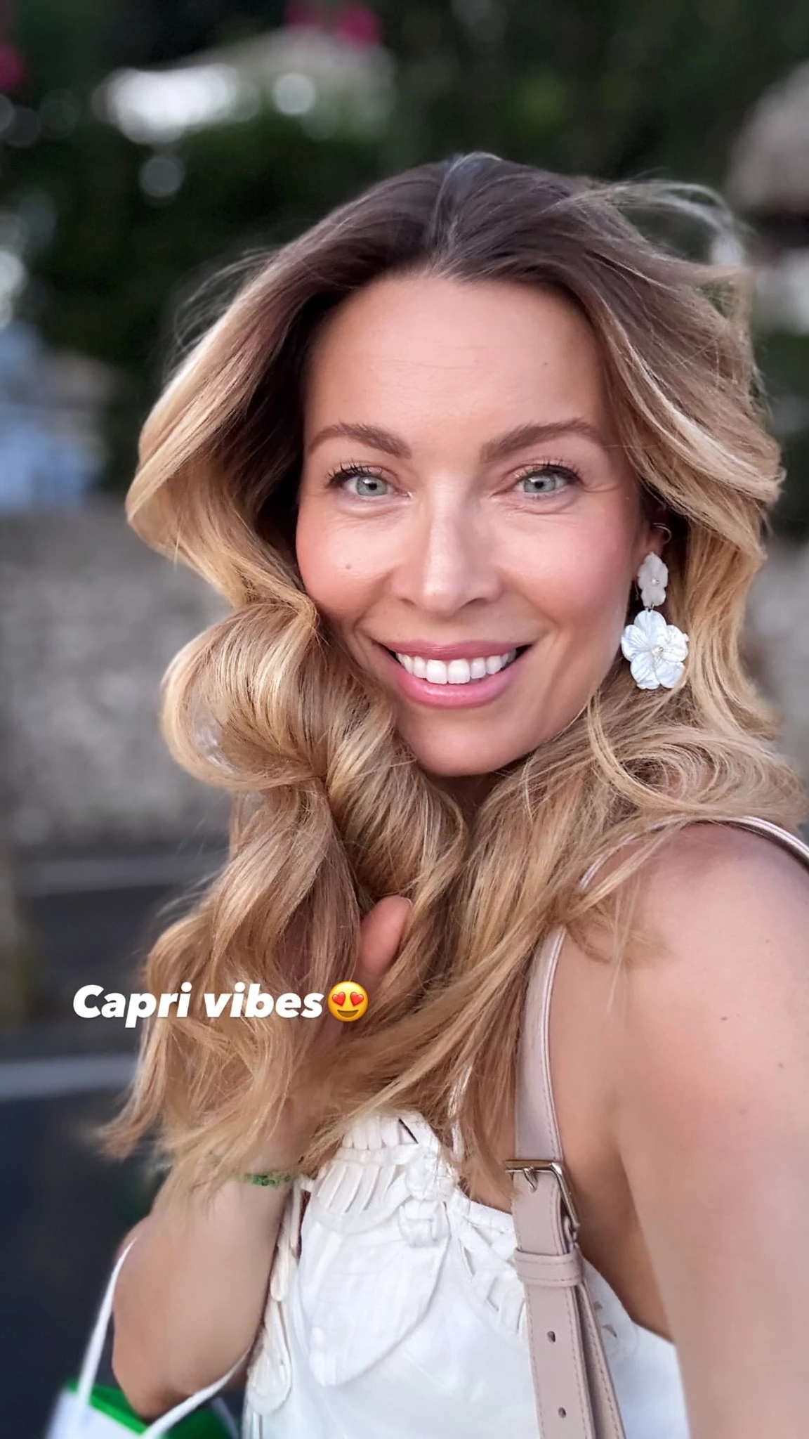 "Σαν νεράιδα στα λευκά" | Η Μαριέττα Χρουσαλά με τον Λέοντα Πατίτσα στο Κάπρι σε αυθεντική ιταλική trattoria