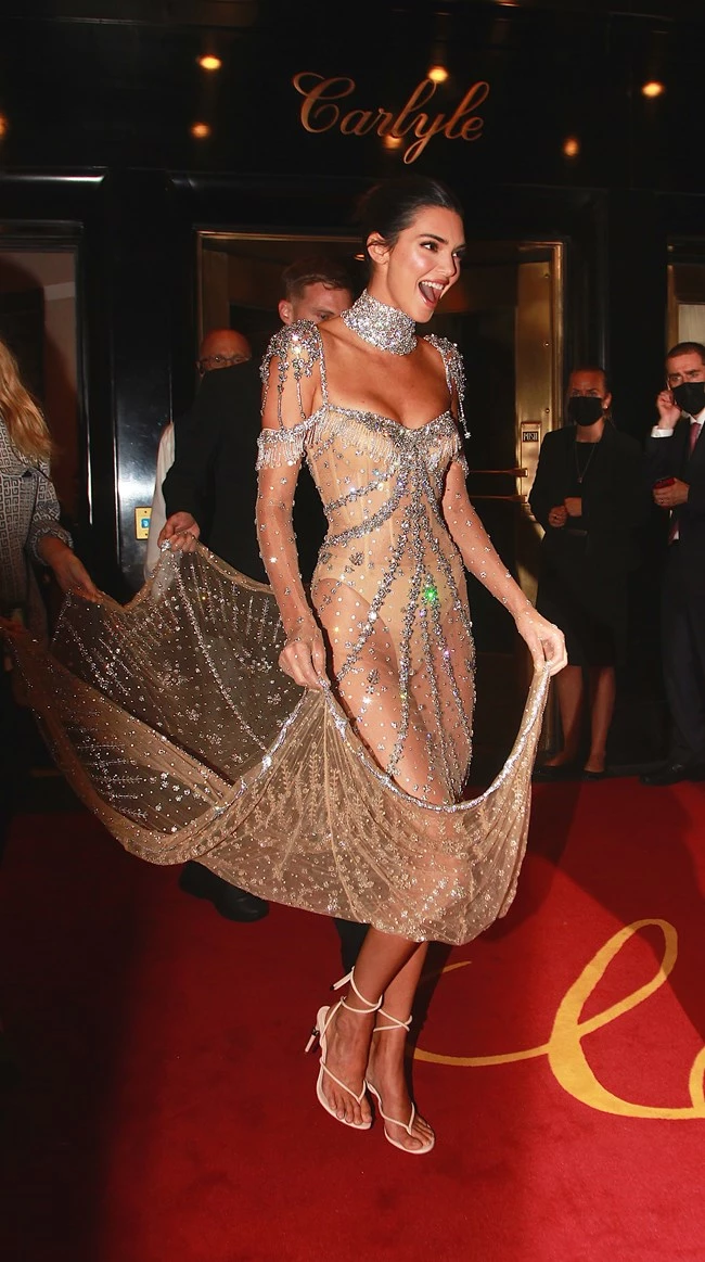 Met Gala 2021 | Η Kendall Jenner με Givenchy δημιουργία που είχε φορέσει η Audrey Hepburn το 1964
