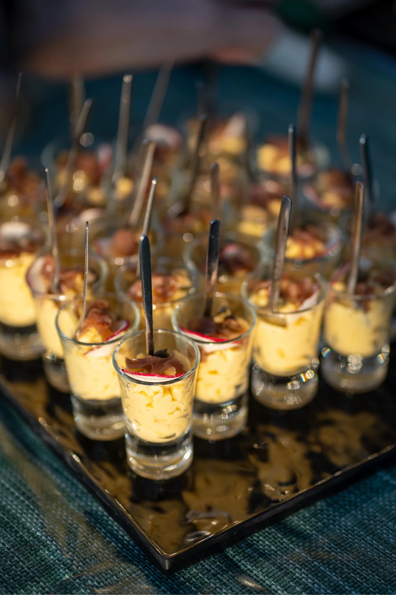Summer party vibes: Γεύσεις, cocktails και ατμόσφαιρα που απολαμβάνεις με την Intercatering