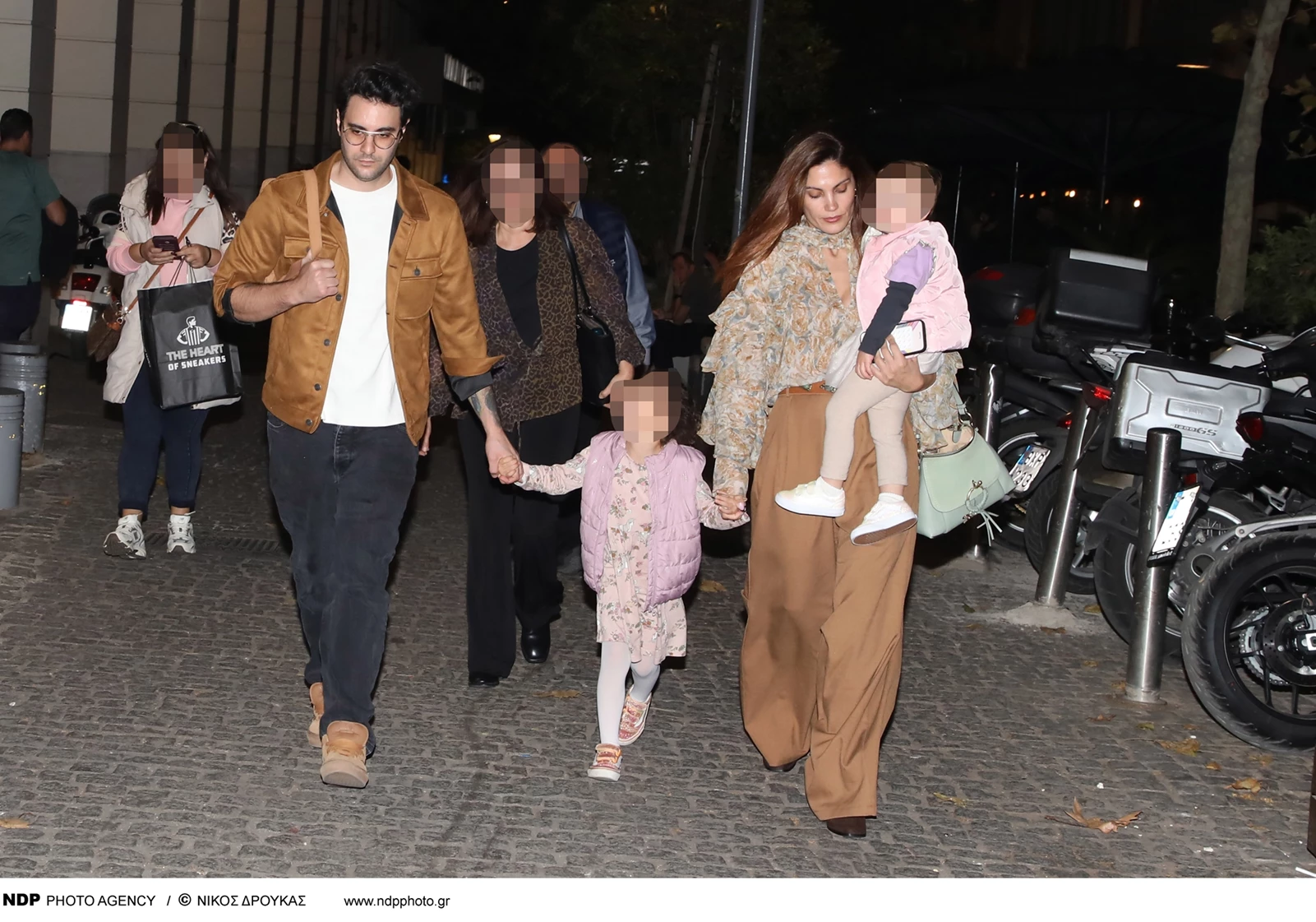 Ο Ίαν Στρατής με τη Μαίρη Συνατσάκη και την Ολίβια