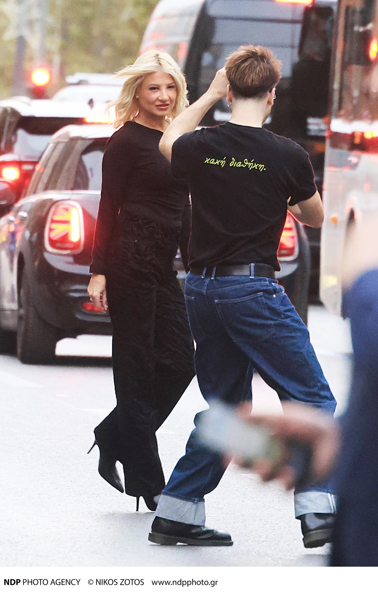 Η Φαίη Σκορδά σε φωτογράφιση στο κέντρο της Αθήνας