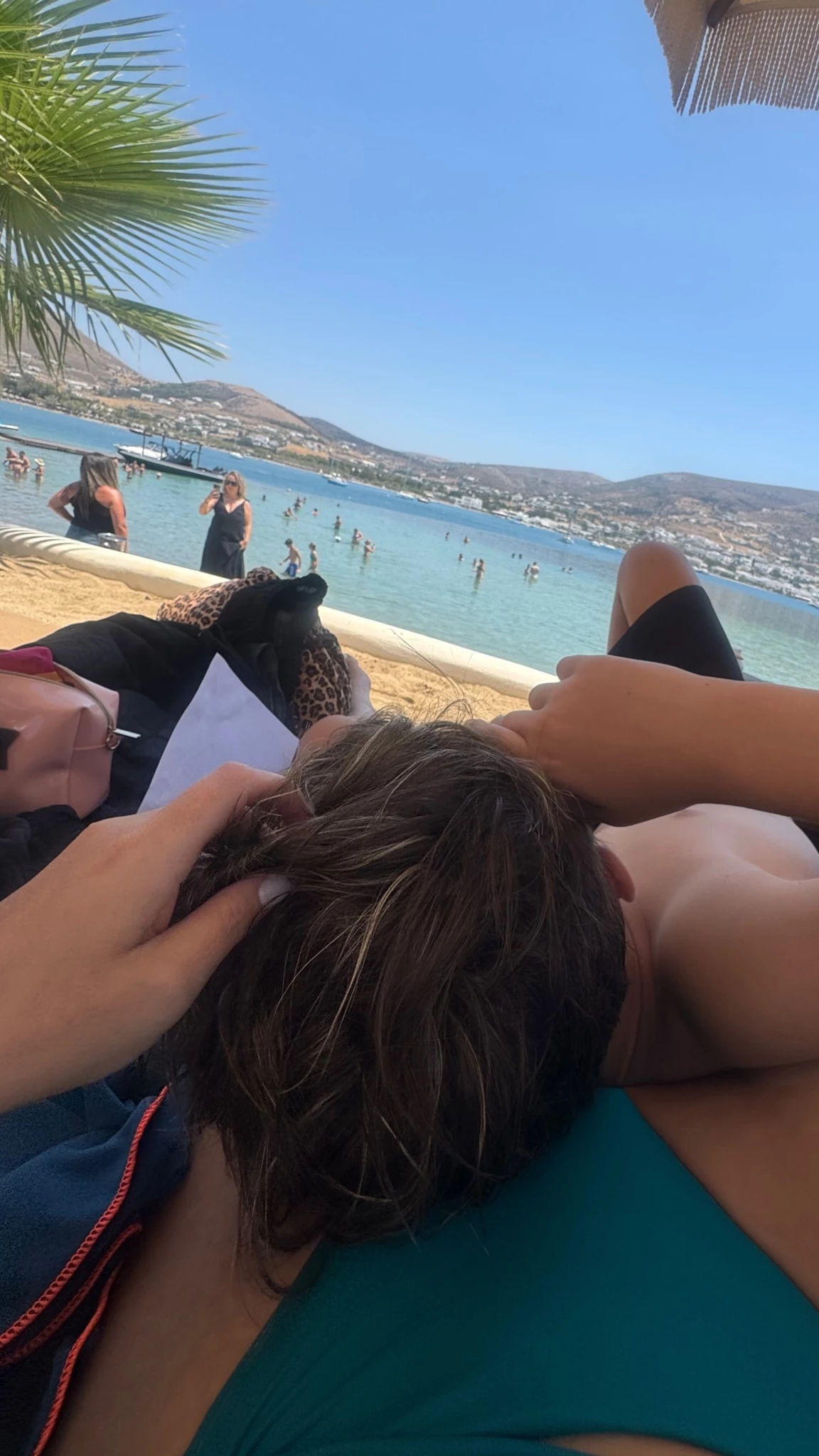 Ελληνικό καλοκαίρι στην Πάρο για τη Σίσσυ Χρηστίδου | Οι αγκαλιές και οι βόλτες με τους γιους της