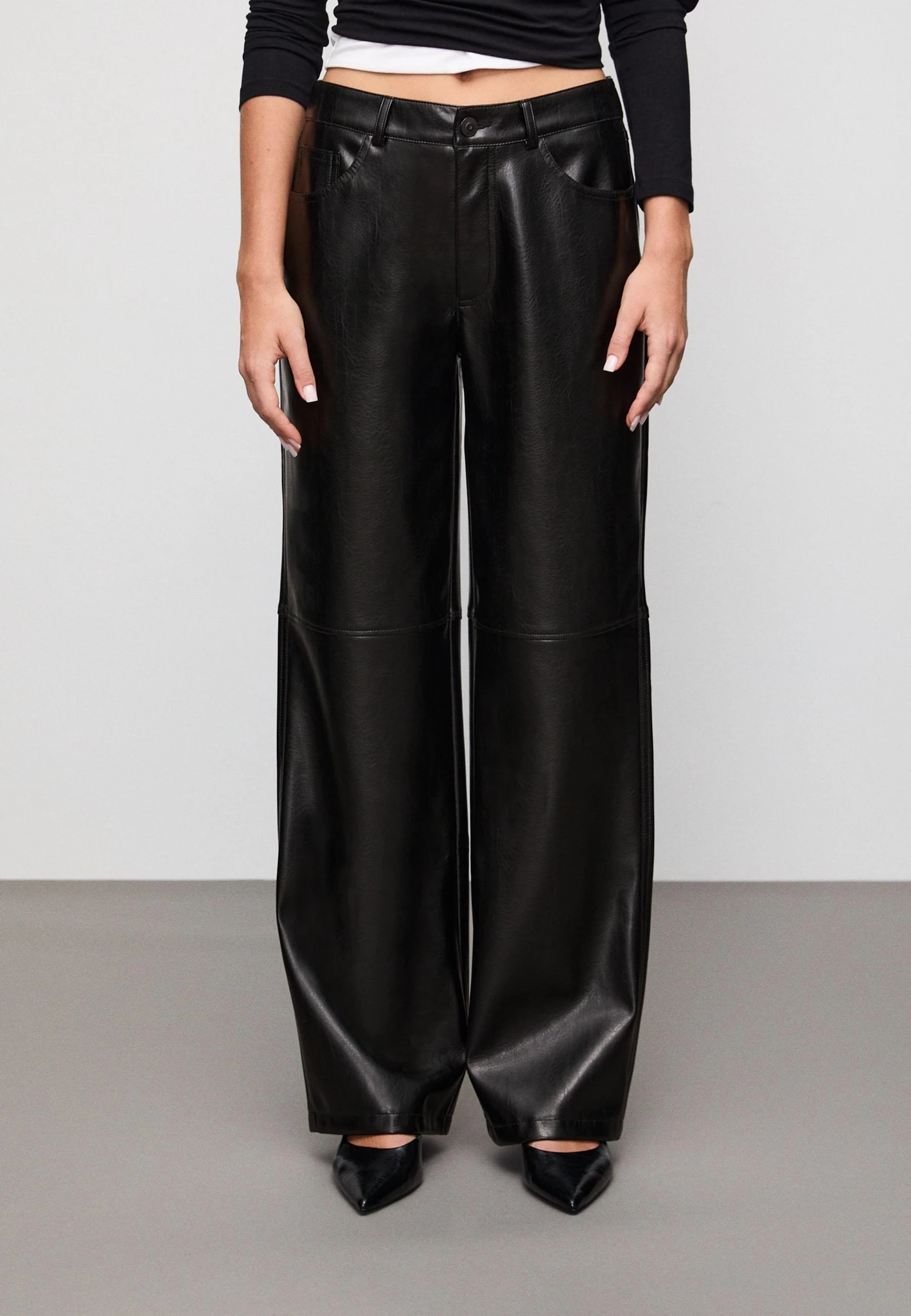 Το δερμάτινο παντελόνι από τη Stradivarius που θα αναβαθμίσει τα χειμερινά looks σου στη στιγμή