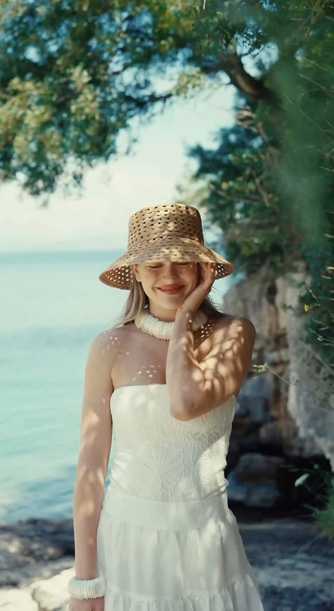 instagram @klelia_andriolatou