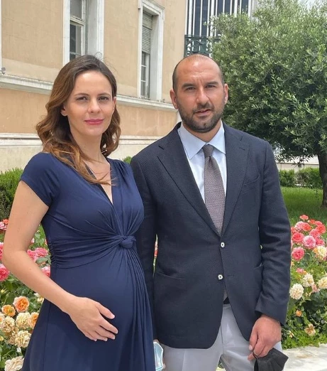 Έφη Αχτσιόγλου | Η εγκυμονούσα ποζάρει με τον Δημήτρη Τζανακόπουλο για πρώτη φορά