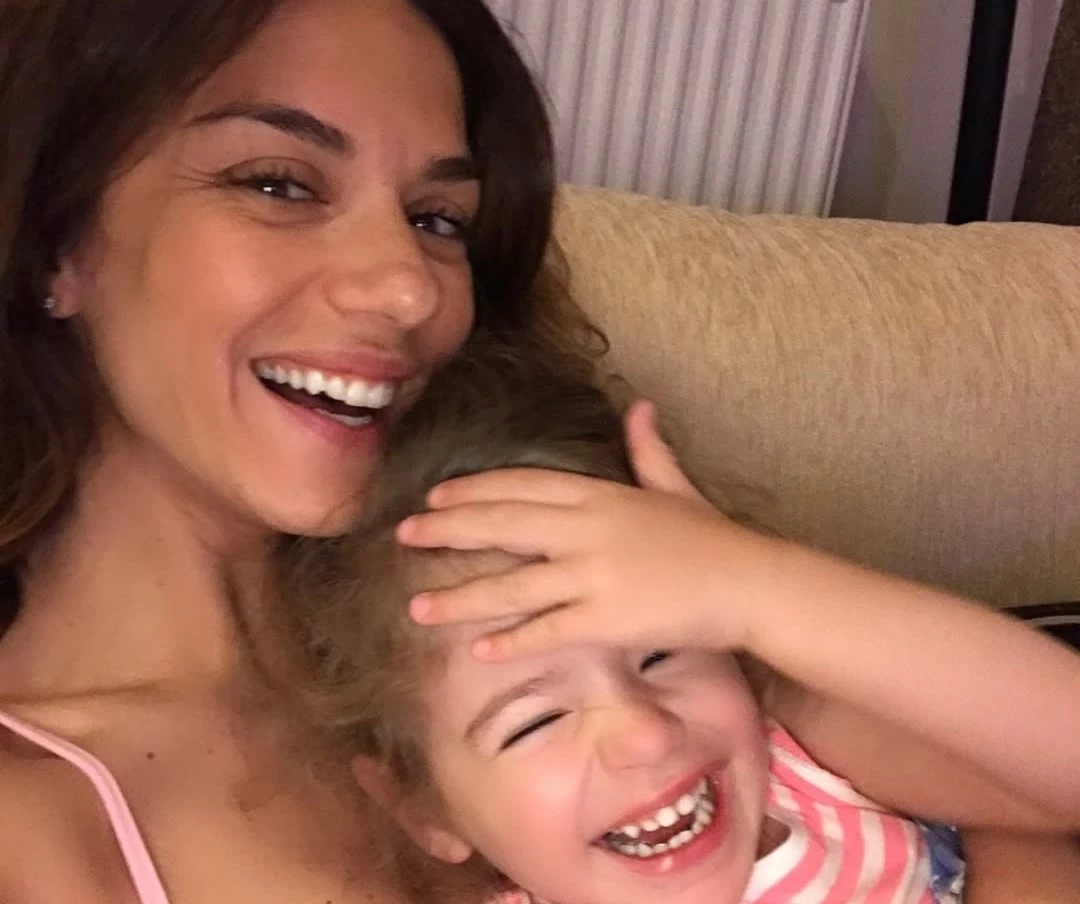 Εύα Τσιμιτσέλη | Ποζάρει για τον φακό της Βάσως Λασκαράκη με θέα το φεγγαρόφωτο