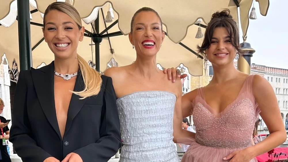 Φεστιβάλ Βενετίας | Βίκυ Καγιά, Δανάη Παππά και Ελίνα Καλιτζάκη εντυπωσίασαν στο κόκκινο χαλί