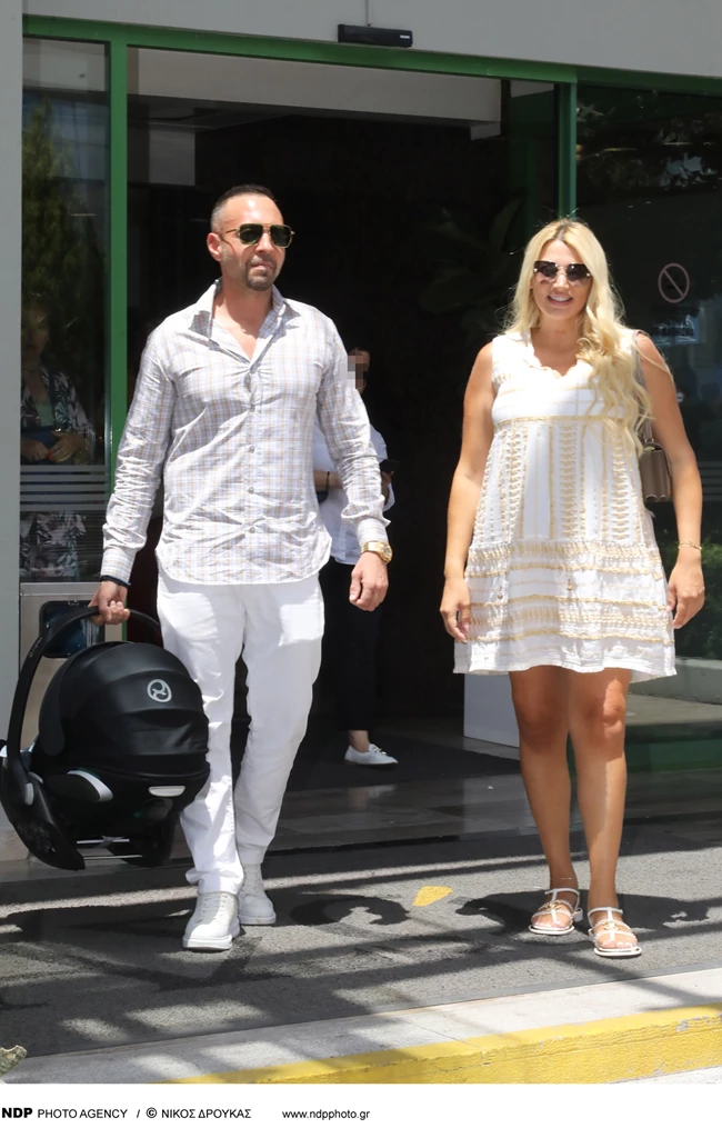 Κωνσταντίνα Σπυροπούλου | Έξοδος από το μαιευτήριο με τον νεογέννητο γιο της - Στο πλευρό της ο σύζυγός της