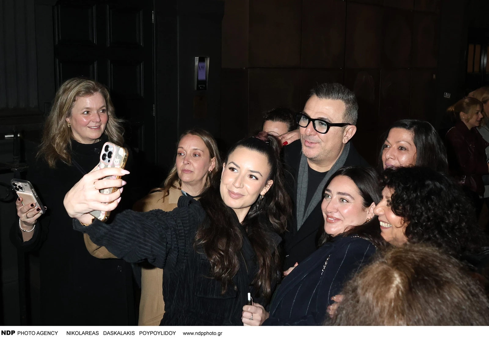 Couple in Black | Ο Αντώνης Ρέμος και η Υβόννη Μπόσνιακ μαζί στο Λονδίνο
