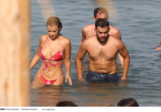 Λάουρα Νάργες | Με ιδιαίτερο μπικίνι στη θάλασσα με τον Χρήστο Σαντικάι