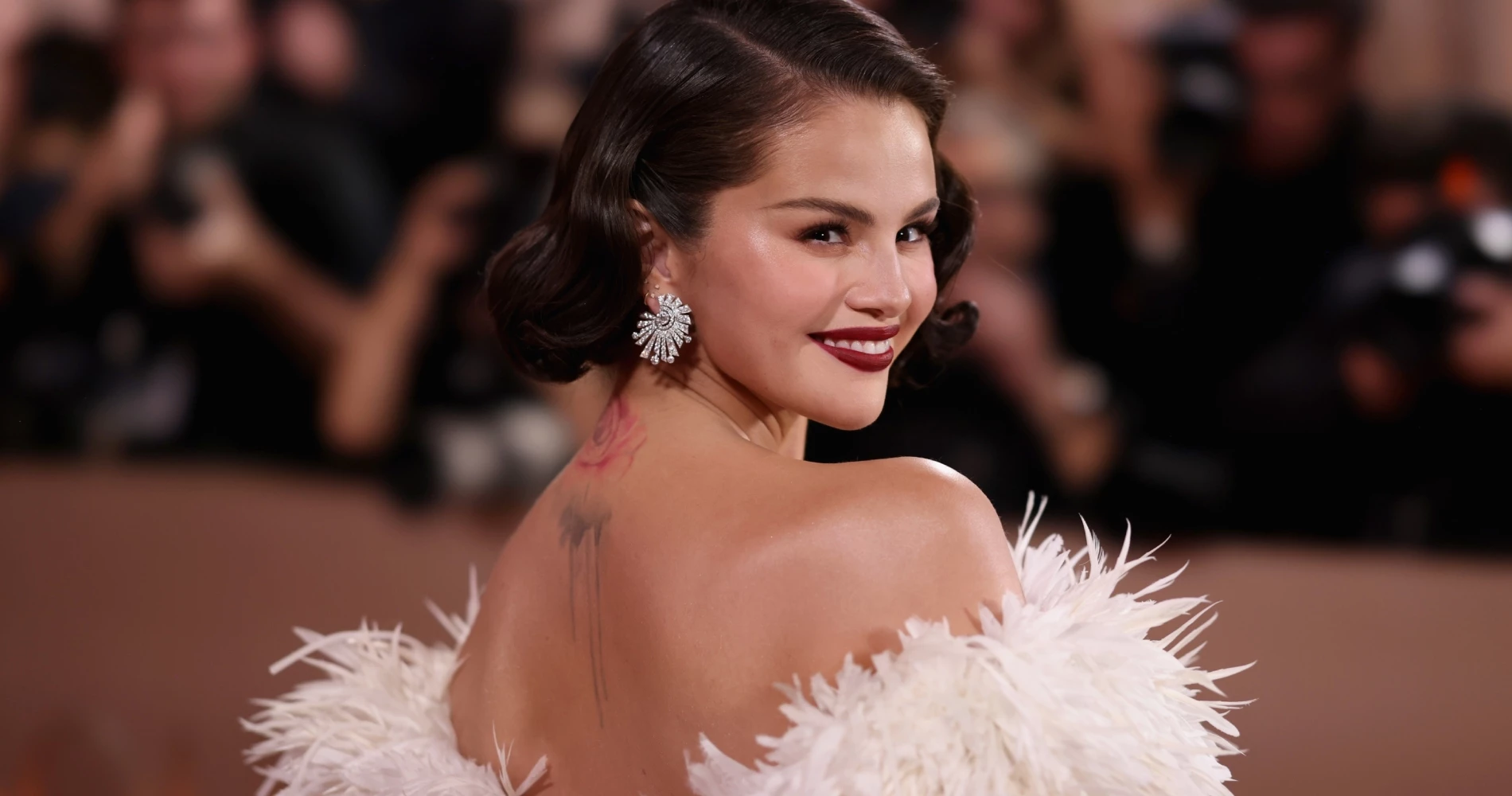 Ούτε nude, ούτε γαλλικό | Το μανικούρ της Selena Gomez στις Χρυσές Σφαίρες είναι η τέλεια επιλογή για κοντά νύχια