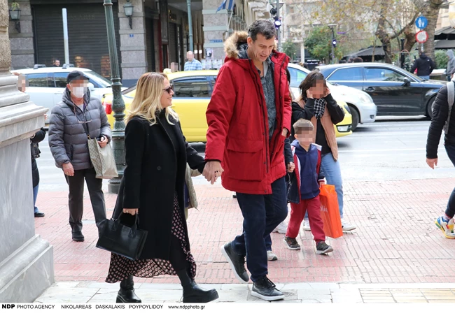 Νάνσυ Ζαμπέτογλου - Νάσος Γαλακτερός | Περπατάνε χέρι -χέρι στο κέντρο της Αθήνας και δείχνουν πιο ερωτευμένοι από ποτέ