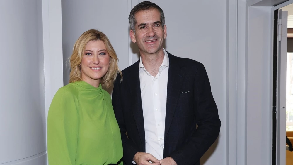 Σία Κοσιώνη | Αγκαλιά με τον Κώστα Μπακογιάννη σε χριστουγεννιάτικο δείπνο