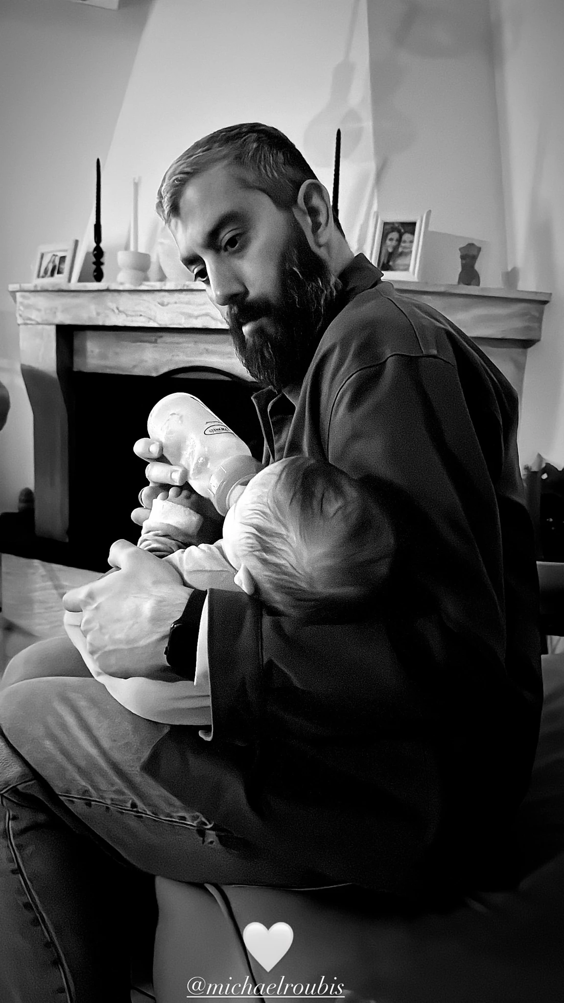 Cool daddy ο σύζυγος της Φωτεινής Πετρογιάννη | Η τρυφερή στιγμή που ταϊζει τον γιο τους