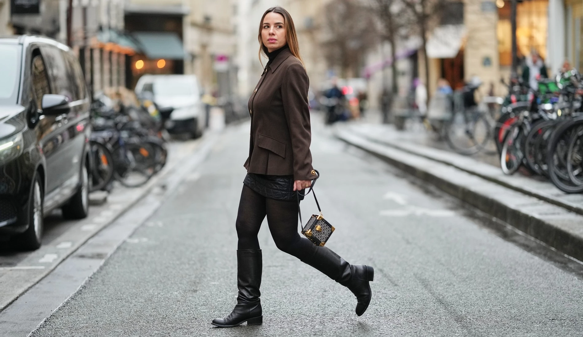 Οι μαύρες δερμάτινες μπότες από τη Zara που έχουν γίνει viral στα social media | Κοστίζουν 50 ευρώ