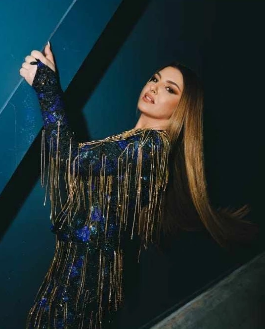 Η εμφάνιση της απόλυτης λάμψης | Η Έλενα Παπαρίζου στη Eurovision με Vrettos Vrettakos δημιουργία με 1 εκατ. κρυστάλλους