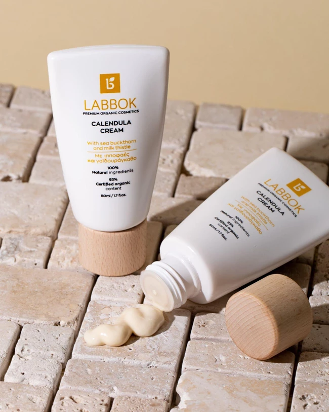 Λαμπερό και υγιές πρόσωπο: 4 κινήσεις ομορφιάς που πρέπει να κάνεις πριν και μετά την παραλία