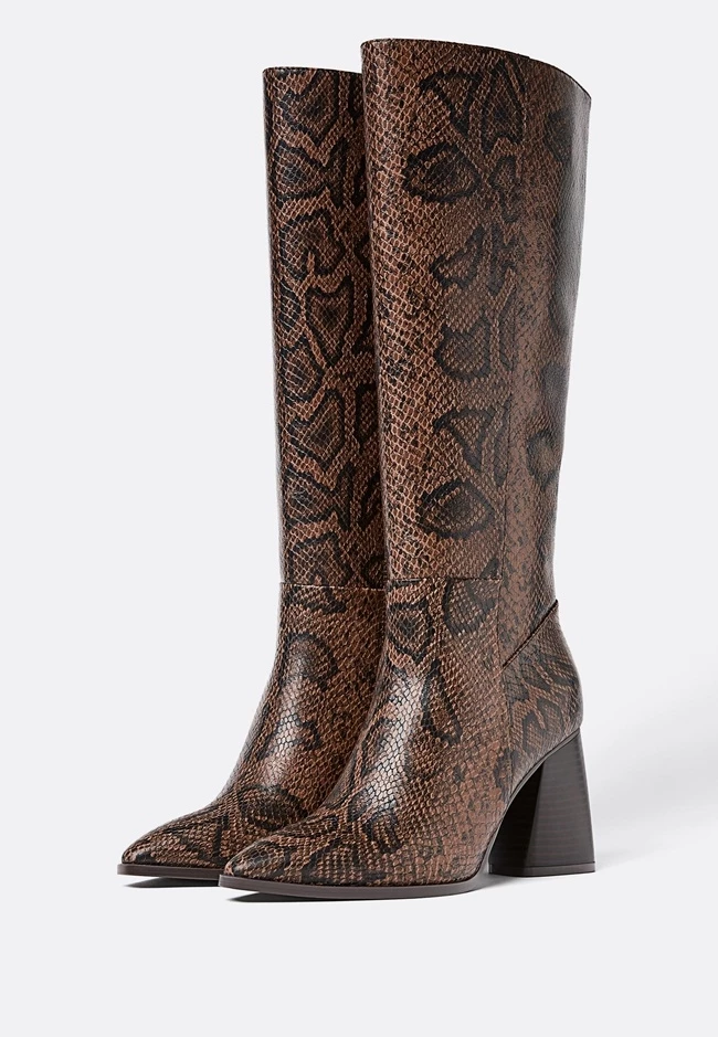 Ψηλή μπότα με τακούνι animal print, Stradivarius