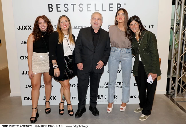 Σταματίνα Τσιμτσιλή | Σούπερ νεανική σε fashion show- Πώς συνδύασε το τζιν παντελόνι της